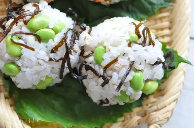 いつものおにぎりがごちそうに変身 3種のおにぎりワンプレート ローリエプレス