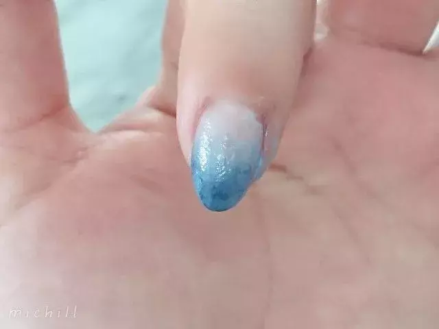 夏の夜空をネイルに ぽんぽんグラデで作る夜空ネイルがかわいすぎ ローリエプレス