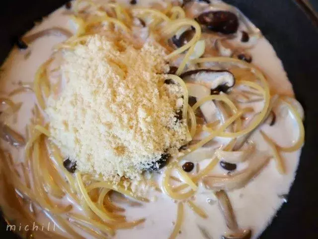 1人分ランチにも家族でご飯にも フライパンひとつで簡単 きのこのワンポットパスタ ローリエプレス