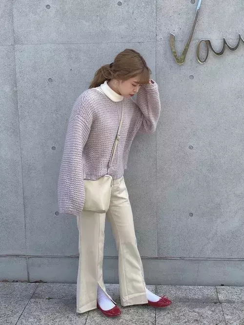 おしゃれな人が愛用中 着回し力抜群のユニクロ 白タートルニット おしゃれコーデテク5選 ローリエプレス