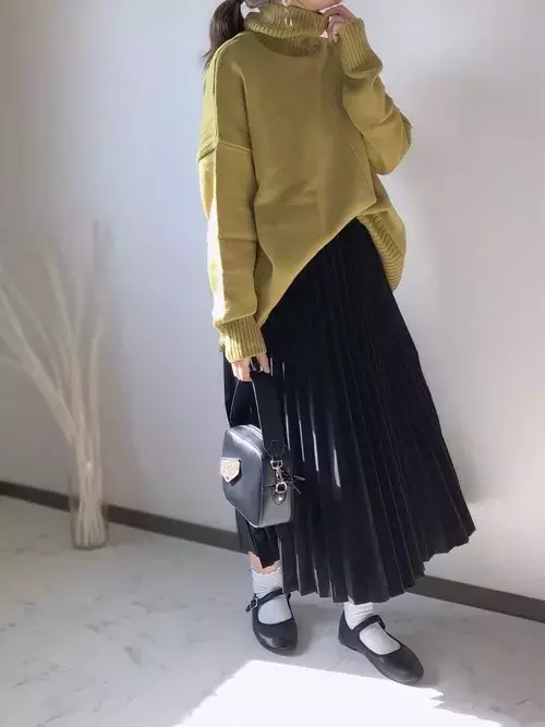 おさえるポイントは1つだけ 冬でも重たく見えない黒スカートコーデ ローリエプレス