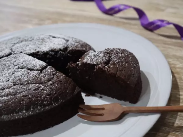 バレンタインにぴったり ホットケーキミックスで簡単に 濃厚チョコレートケーキ ローリエプレス