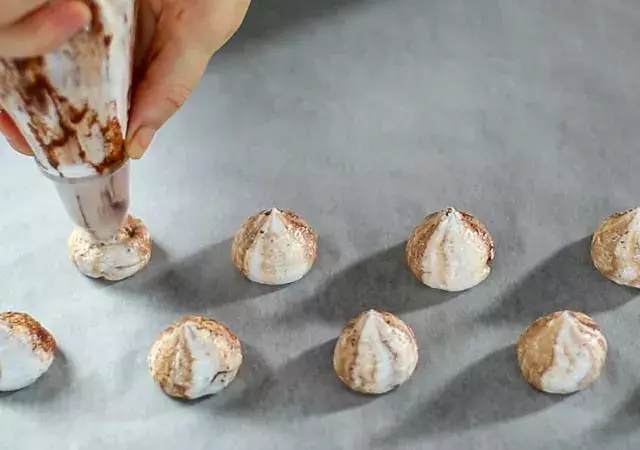 ホワイトデーのお返しにも 簡単に作れるのにおしゃれすぎる メレンゲクッキー ローリエプレス