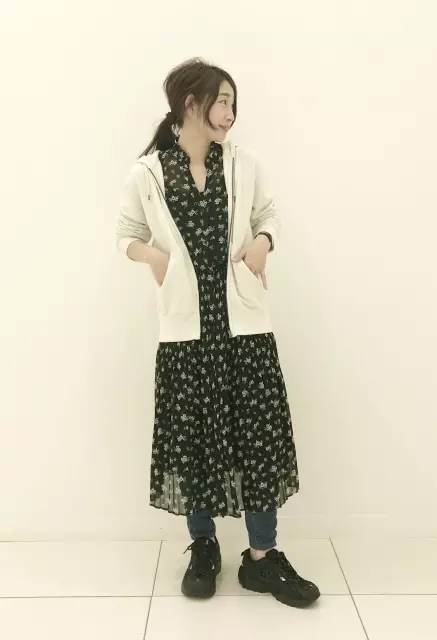高評価なのに値下げ ユニクロ店員さんの高コスパワンピース着こなしテク ローリエプレス