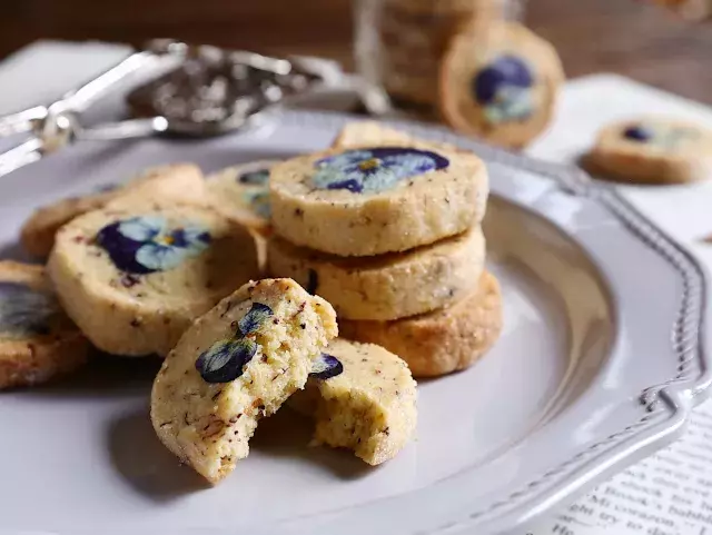 バラ香る サクほろ食感で見た目も可愛い ビオラの押し花クッキー ローリエプレス