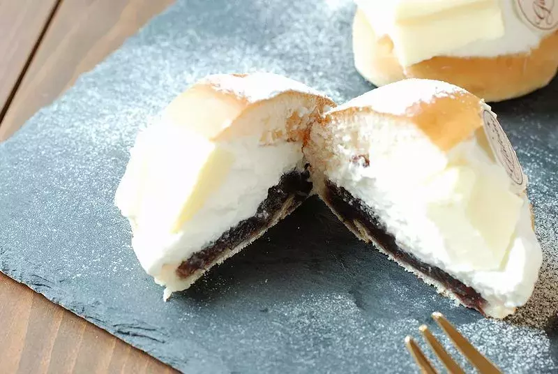 菓子パンを使って超簡単 話題の大人気スイーツ マリトッツォ をおうちで再現 ローリエプレス