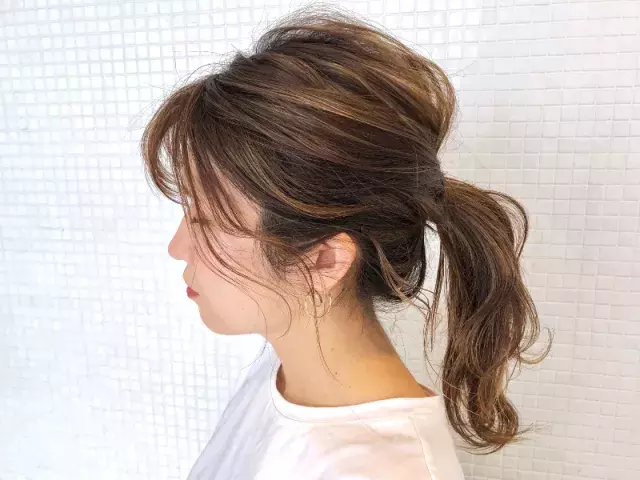 後れ毛で涼しいは作れる ミディアム ロングさんの簡単 こなれ夏髪 の作り方 ローリエプレス