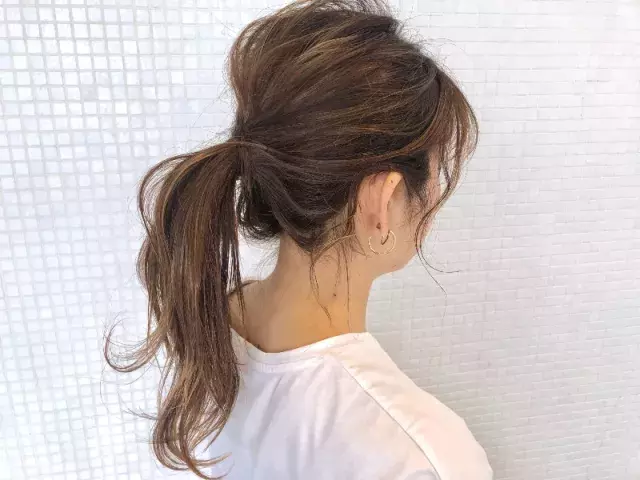 後れ毛で涼しいは作れる ミディアム ロングさんの簡単 こなれ夏髪 の作り方 ローリエプレス