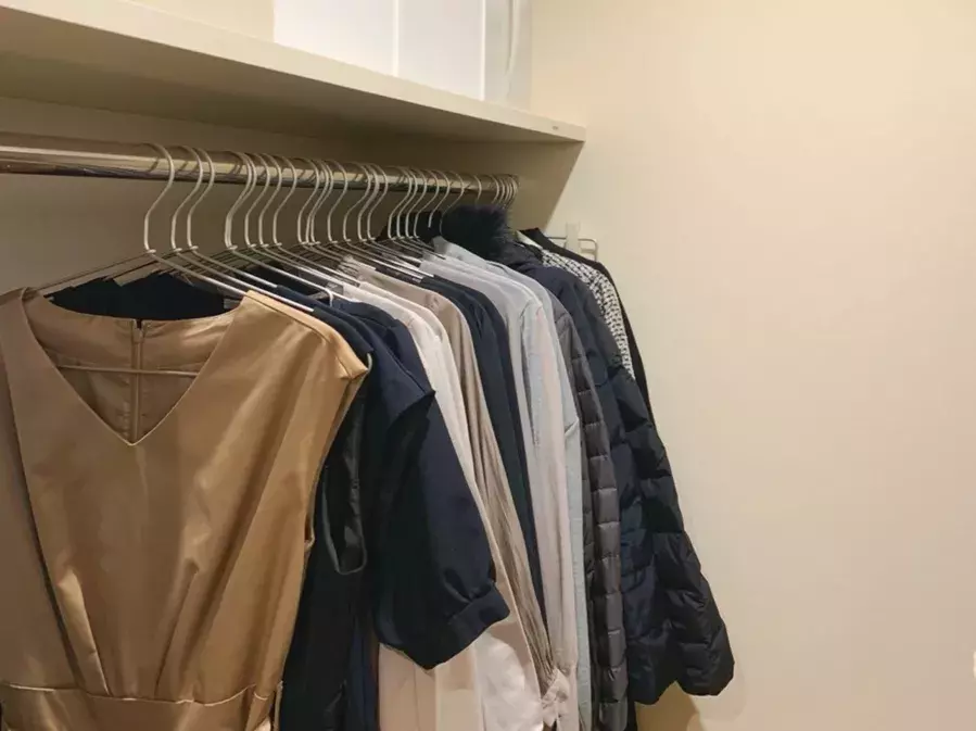 掛ける派 たたむ派 片付けのプロが教える ストレスゼロの シンプルクローゼットの作り方 ローリエプレス