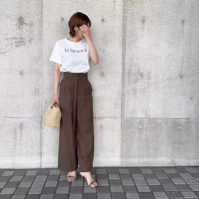 渋めカラーで秋を先取り マネするだけでこなれて見える Tシャツコーデ 7style ローリエプレス