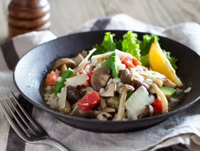 サラダだけでお腹いっぱい 一皿で栄養たっぷり ボリュームサラダ3選 ローリエプレス