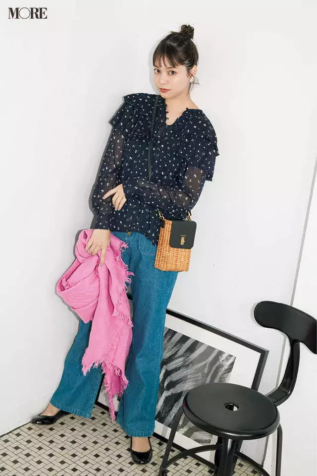 今日のコーデ 岸本セシル デニムで行きたい休日デート 透け黒の小花柄ブラウスで色っぽ可愛く ローリエプレス 今日のコーデ 岸本セシル デニムで行きたい休日デート 透け黒の小花柄ブラウスで色っぽ可愛く ローリエプレス