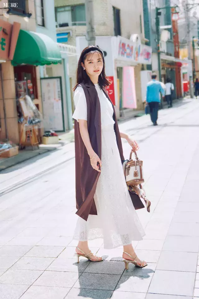 今日のコーデ 白レーススカートはロングジレで引き締める 旬な甘辛バランスで夏おしゃれを更新 新川優愛 ローリエプレス