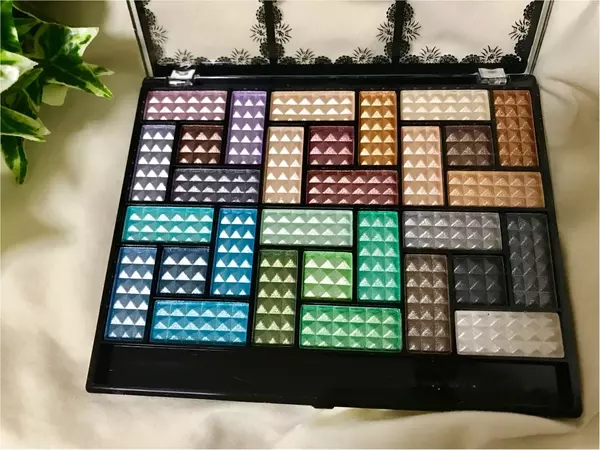 ドンキ限定 爆発的ヒット コスパ最強アイシャドウパレット 30色500円 ローリエプレス