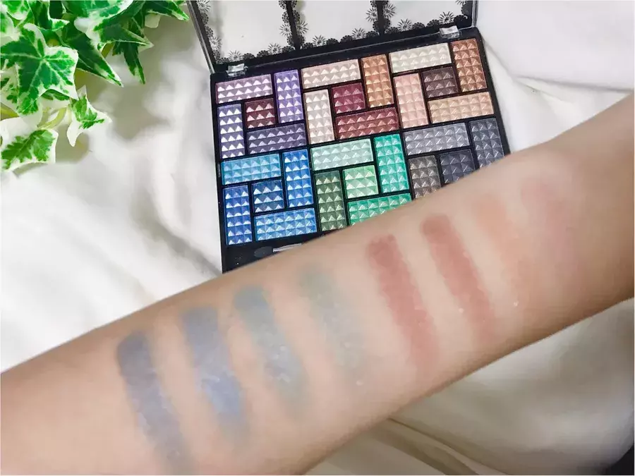 ドンキ限定 爆発的ヒット コスパ最強アイシャドウパレット 30色500円 ローリエプレス