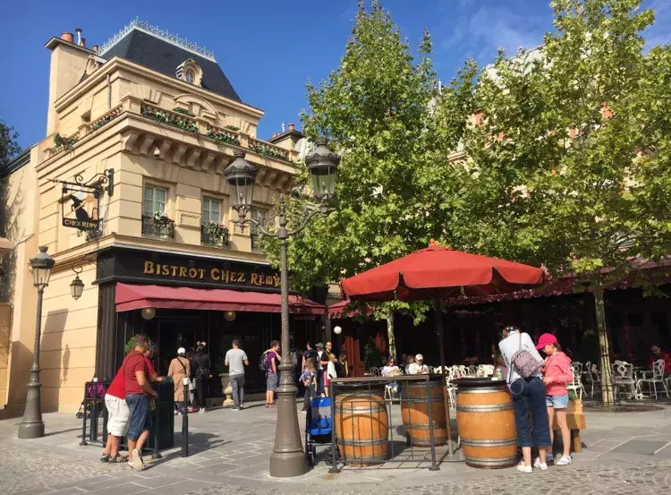パリディズニー レミーの美味しいレストラン に潜入 パリの街並みを再現したエリアで優雅なランチを ローリエプレス