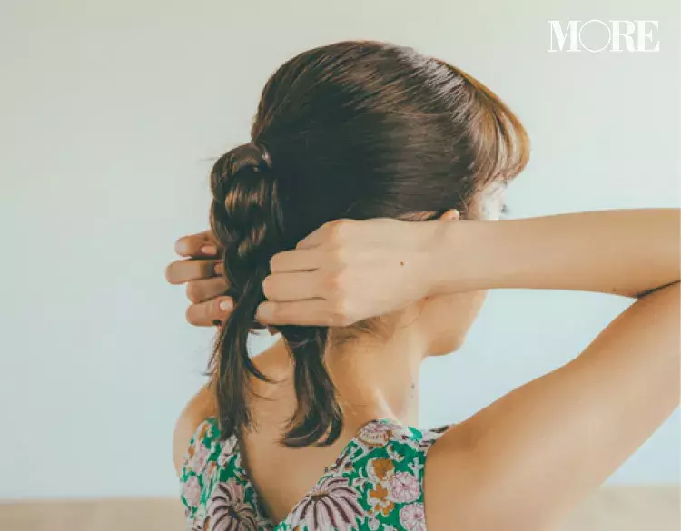 休日のヘアアレンジ 花柄ワンピ 三つ編みポニー で ロング ミディアム ボブの印象をいっきに夏らしく ローリエプレス