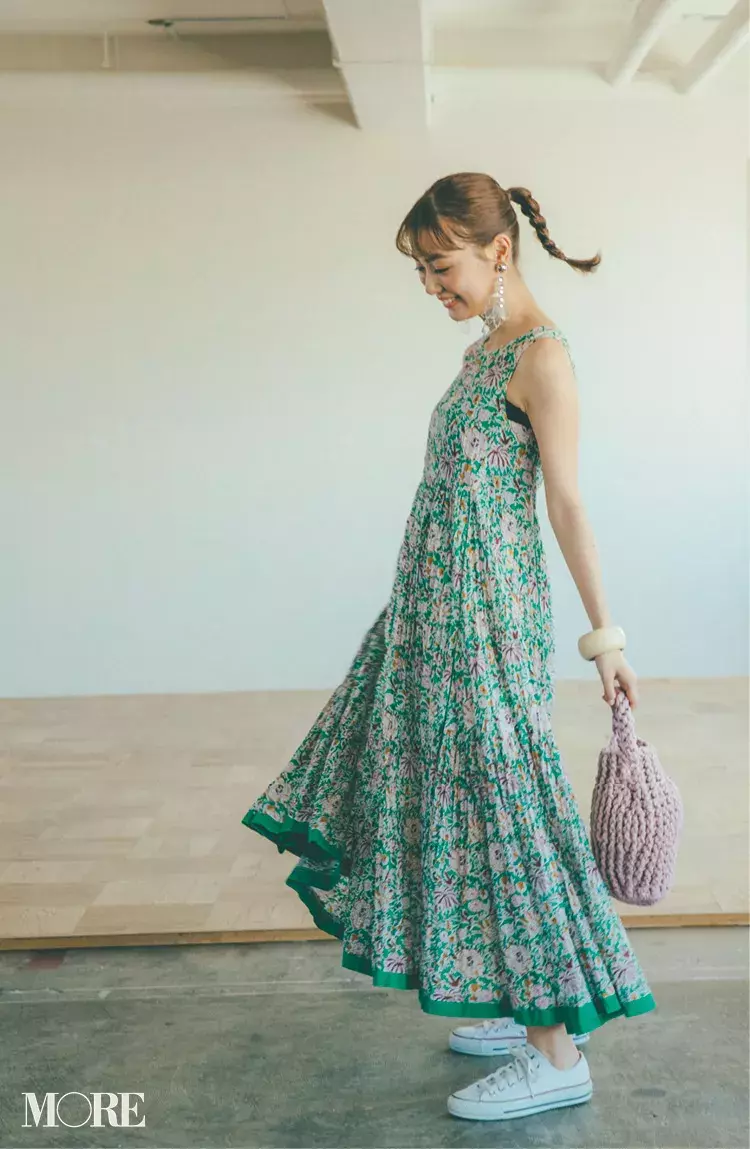 休日のヘアアレンジ 花柄ワンピ 三つ編みポニー で ロング ミディアム ボブの印象をいっきに夏らしく ローリエプレス