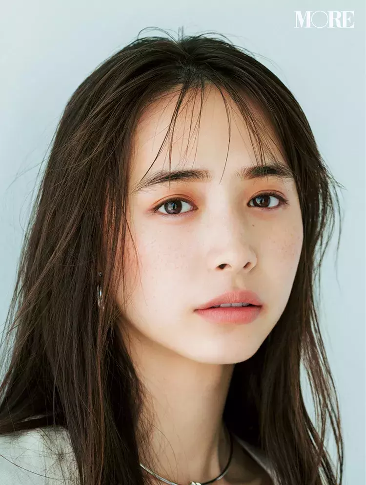 ベージュピンクの 小顔チーク で 丸顔 童顔が大人っぽくシャープに ローリエプレス