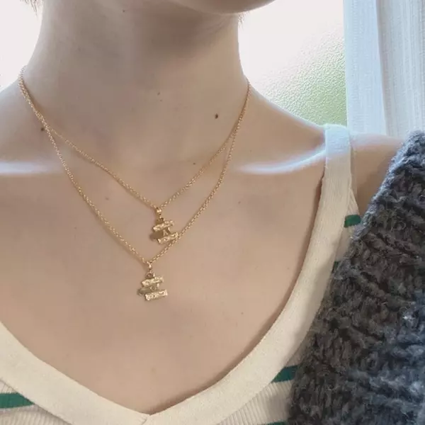 白t格上げジュエリー インスタでじわじわキテる リナモア のイニシャルパズルネックレスを知っていますか この愛を語らせて01 ローリエプレス