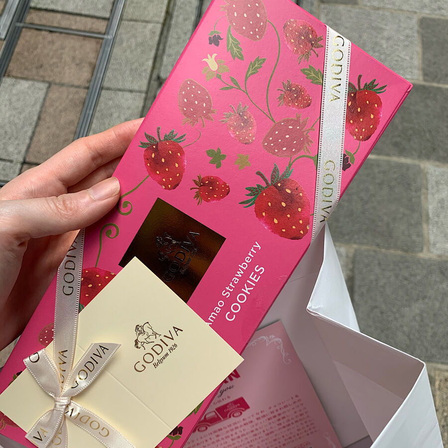GODIVAのチョコレートが無料配布？！幸せを届けるピンクバン♡の1枚目の画像