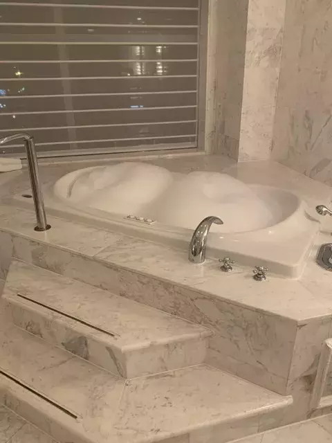 大人気 一面大理石のバスルーム ホテルザマンハッタン でお姫様気分を ローリエプレス