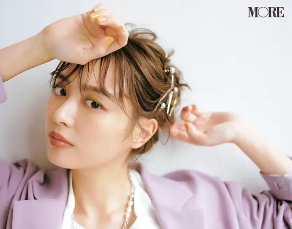 ショートヘアもok 内田理央の 飾りつきピンで華を加えたラフアレンジ 髪アクセでヘアアレンジ7 ローリエプレス