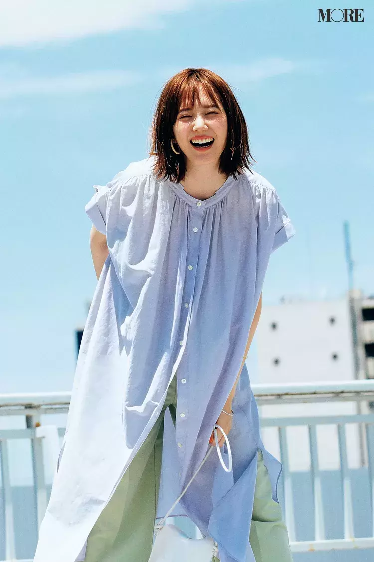 今日のコーデ 本田翼 ワンピースとパンツのレイヤード 夏はきれい色同士で鮮度を上げる ローリエプレス