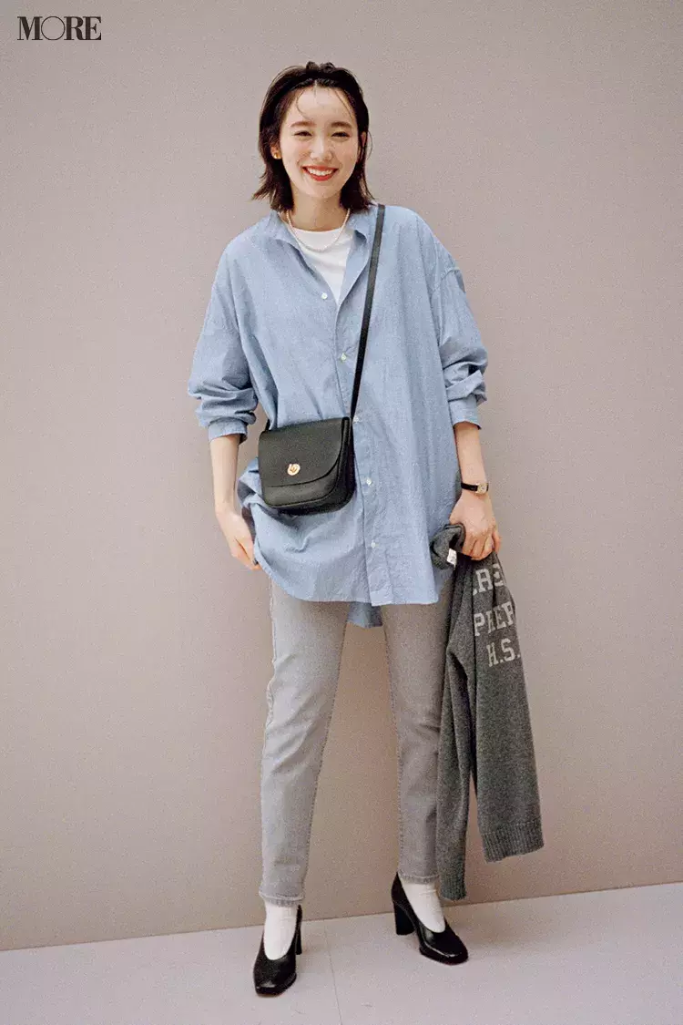 今日のコーデ 飯豊まりえ 旬のグレーデニムにはき替えて定番シャツコーデを更新 ローリエプレス