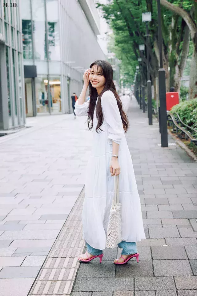 今日のコーデ 真っ白なティアードワンピースから水色デニムをのぞかせて小粋に甘辛mix 川口ゆりな ローリエプレス