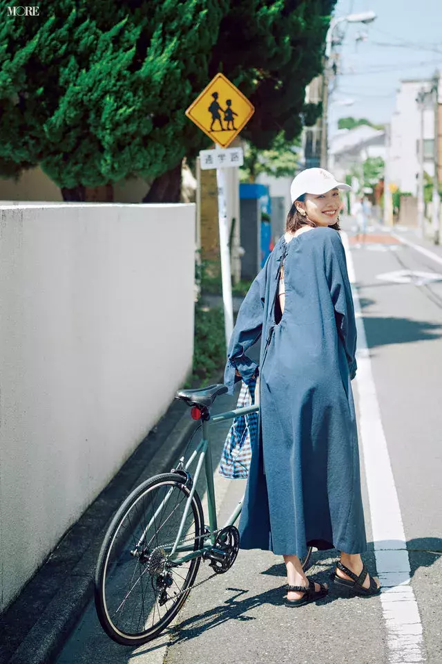 今日のコーデ 大胆な背中あきワンピースからブラトップをのぞかせて色っぽヘルシーに 飯豊まりえ ローリエプレス