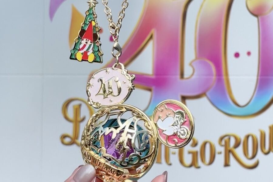 クリスマスの思い出に。東京ディズニーリゾート40周年記念グッズ「モーメンツゴーラウンド」に限定チャームが登場の1枚目の画像