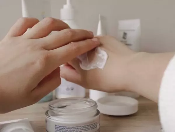 かゆみ カサカサ なかなか治らない 手荒れ って ローリエプレス