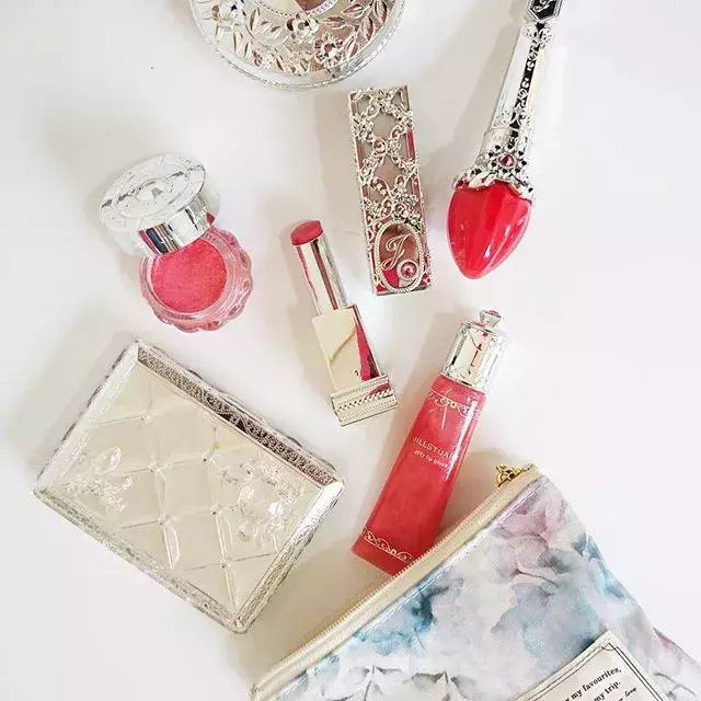 髪色とメイクを合わせて垢抜けfaceに 黒髪 明るめ髪さんに似合うリップカラーをご紹介 ローリエプレス 髪色とメイクを合わせて垢抜けfaceに 黒髪 明るめ髪さんに似合うリップカラーをご紹介 ローリエプレス