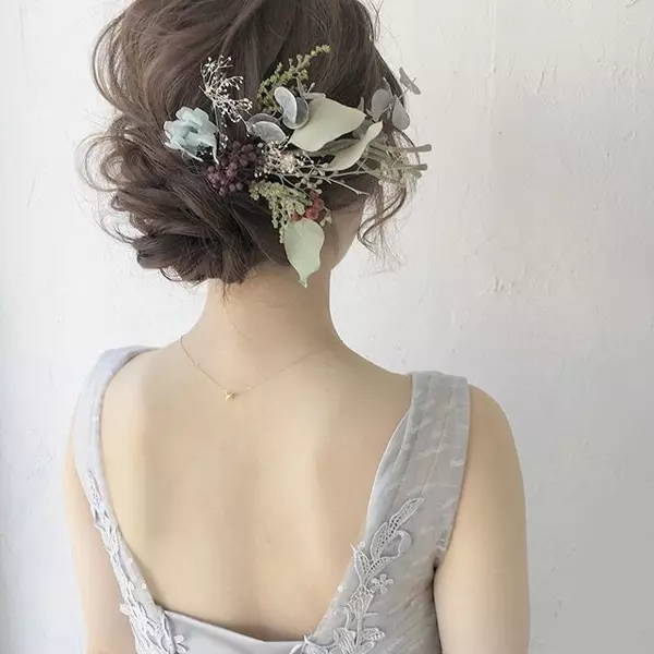 秋冬の結婚式に一押し 花嫁の魅力を引き立てる シックなフラワーウェディングヘアカタログ ローリエプレス