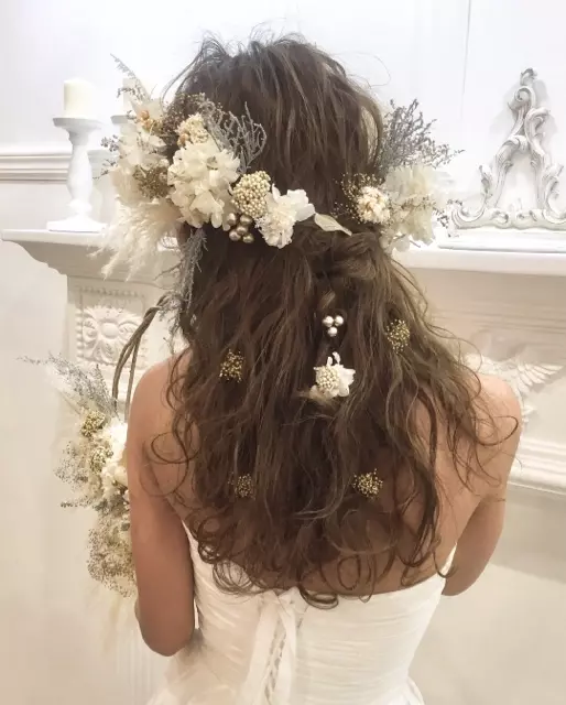 秋冬の結婚式に一押し 花嫁の魅力を引き立てる シックなフラワーウェディングヘアカタログ ローリエプレス