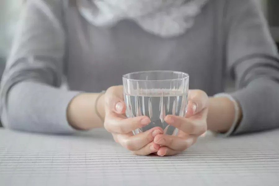 一日何リットルがいいの 本当に痩せる水の飲みかた ローリエプレス