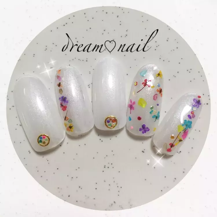 指先も旬な女性に 18年人気春ネイルが知りたい おすすめは ローリエプレス 指先も旬な女性に 18年人気春ネイルが知りたい おすすめは ローリエプレス