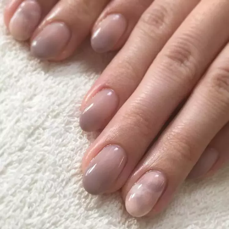 上品さが魅力 オフィスでも気分が上がるグレージュネイル選 ローリエプレス