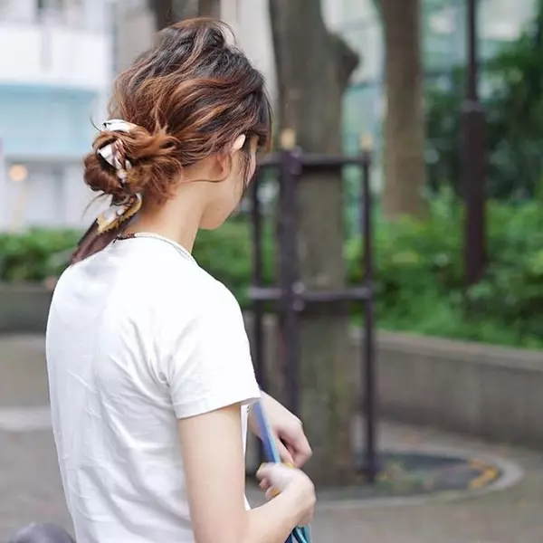 巻くだけでこなれ感を出せる スカーフを使ったヘアアレンジ特集