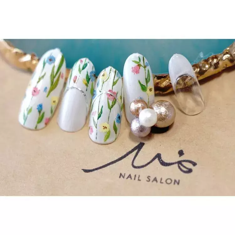 春はボタニカルネイルが外せない ガーデン風の華やぎを指先に ローリエプレス