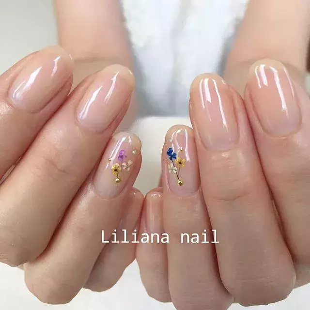 好感度高めに指先を彩る 初夏を感じるシンプルネイル特集 ローリエプレス