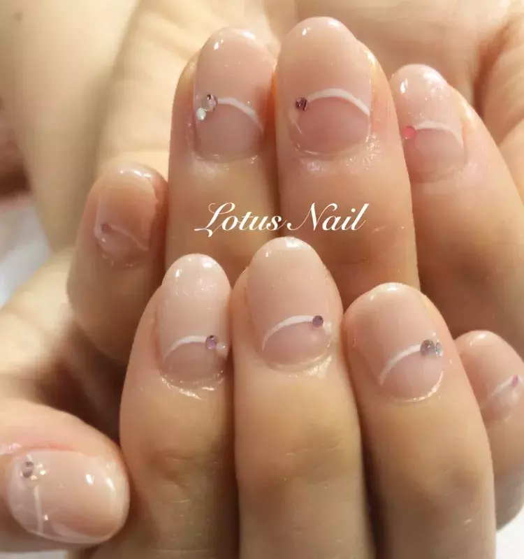 爪長効果も期待できる 逆フレンチネイルのおすすめデザイン10選 ローリエプレス 爪長効果も期待できる 逆フレンチネイルのおすすめデザイン10選 ローリエプレス