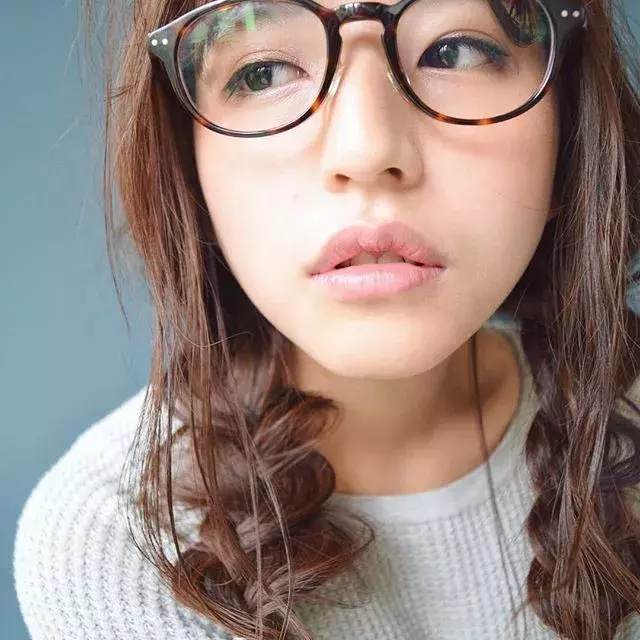 可愛さ割り増し メガネ女子に似合うヘアアレンジ ローリエプレス
