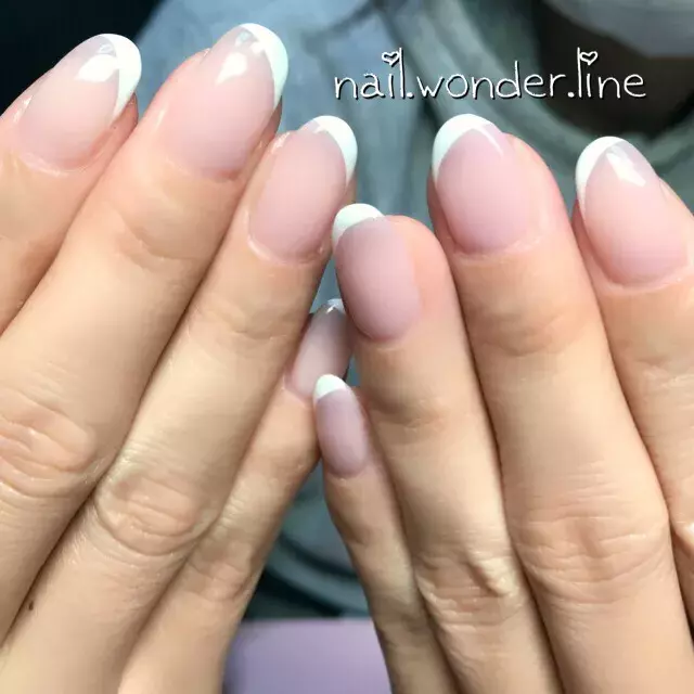 スーツのカラー 柄に合わせてネイルを選ぶ おすすめオフィスネイル10選 ローリエプレス