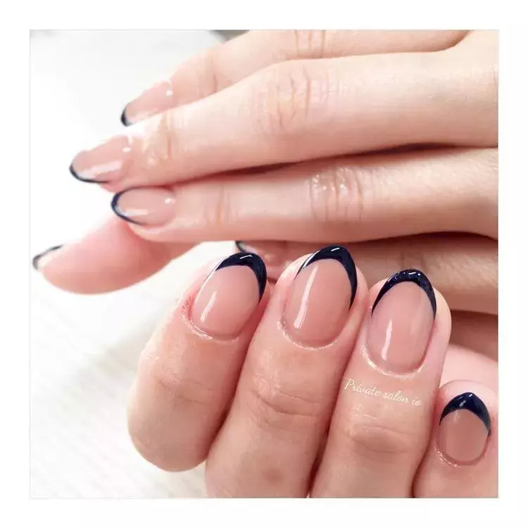 スーツのカラー 柄に合わせてネイルを選ぶ おすすめオフィスネイル10選 ローリエプレス