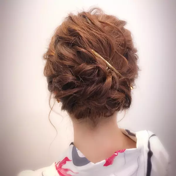 友達と一緒ならこれ おしゃれ見えする個性派浴衣ヘアアレンジ7選 ローリエプレス