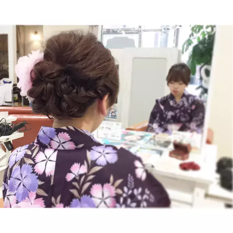 友達と一緒ならこれ おしゃれ見えする個性派浴衣ヘアアレンジ7選 ローリエプレス