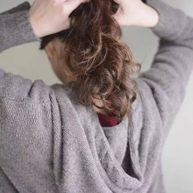 大人のポニーテール ほつれ髪で柔らかいふんわりスタイルの作り方とは ローリエプレス 大人のポニーテール ほつれ髪で柔らかいふんわりスタイルの作り方とは ローリエプレス