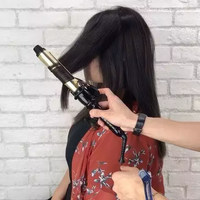 大人のポニーテール ほつれ髪で柔らかいふんわりスタイルの作り方とは ローリエプレス 大人のポニーテール ほつれ髪で柔らかいふんわりスタイルの作り方とは ローリエプレス